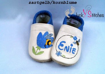 Lederpuschen Biene in Blume