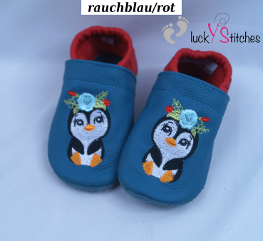 Lederpuschen Pinguin mit Blumenschmuck