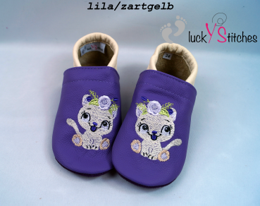 Lederpuschen Katze mit Blumenschmuck