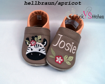 Lederpuschen Zebra mit Blumenkopfschmuck