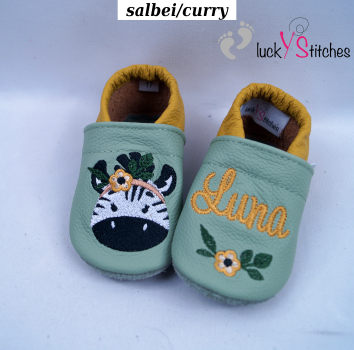 Lederpuschen Zebra mit Blumenkopfschmuck