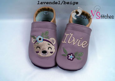 Lederpuschen Bär mit Blumenkopfschmuck