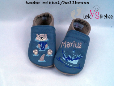 Lederpuschen Otter schwimmend