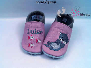 Lederpuschen Otter liegend