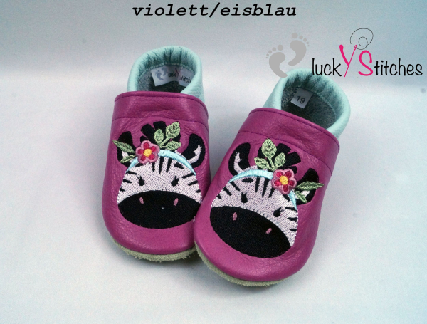 Lederpuschen Zebra mit Blumenkopfschmuck