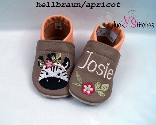 Lederpuschen Zebra mit Blumenkopfschmuck